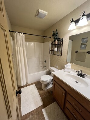 Toalhas de banho, sabonete, shampoo, papel higiênico