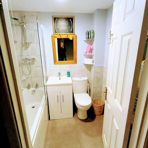 Casa | Baño | Tina con regadera, tina profunda, toallas 