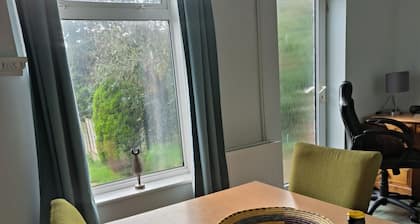 Private Entire House - 3 Bedrooms, Garden, Parking