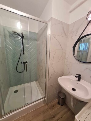 Doccia, asciugacapelli, bidet, asciugamani