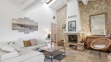 Télévision, cheminée, imprimantes