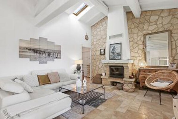 Televisión, chimenea y impresora 