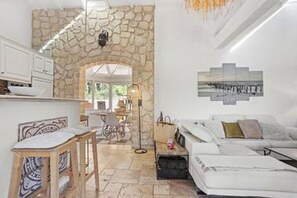 Televisión, chimenea y impresora 