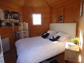 3 bedrooms, desk, iron/ironing board, travel cot