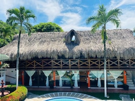 Dormitório compartilhado família, várias camas, varanda, vista para o jardim | Espaço de trabalho para notebook