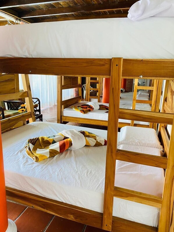 Dormitori compartit familiar, diversos llits, pati, vistes al jardí | Espai de treball apte per a portàtils 