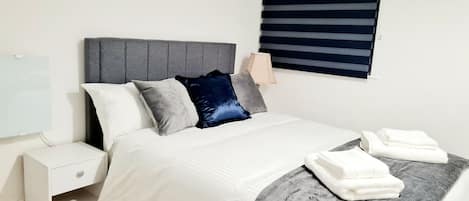 3 habitaciones, escritorio, tabla de planchar con plancha y wifi gratis