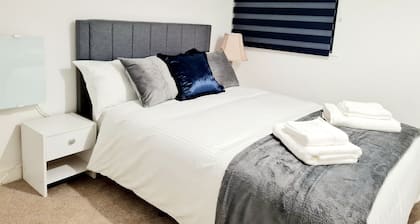 Cosy Luxurious Entire 3 Bedroom House, Private Garden, Free Parking, Free WiFi