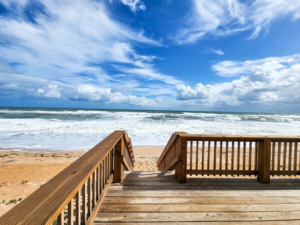 On the beach - Oceanfront condo with views from 4 rooms, close to restaurants, shops and more (Ormond Beach)