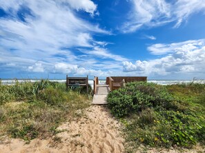 På stranden