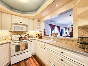 Private kitchen - Oceanfront condo with views from 4 rooms, close to restaurants, shops and more (Ormond Beach)