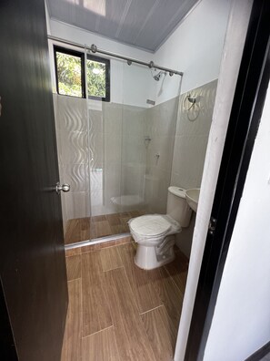 Dusche, HandtĂŒcher, Seife, Toilettenpapier
