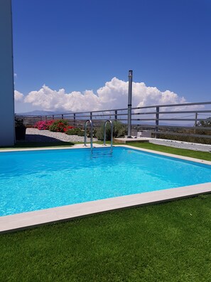 Outdoor pool - Enjoy a tailor-made holiday that leaves nothing to be desired. (Rethymno)