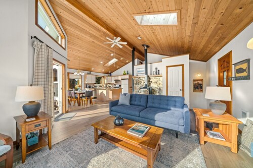 Sand Bucket-Manzanita. Fabulous family beach house dogs ok, close to beach