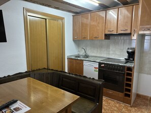 Classic Twin Room, Shared Bathroom (No 7 - 8) | Private kitchen - PENSION Y BAR IVIS (Villafranca Montes de Oca)
