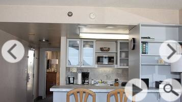 Réfrigérateur, micro-ondes, four, cafetiÚre/bouilloire