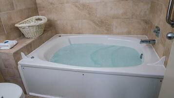 Douche, sĂšche-cheveux, serviettes fournies, savon