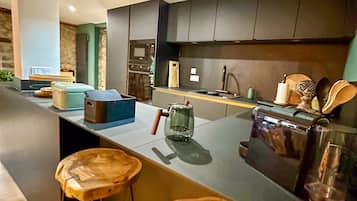 Een koelkast, een magnetron, een oven, een kookplaat