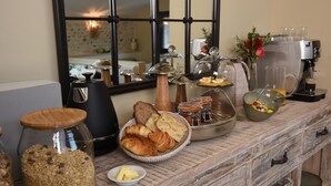 A breakfast buffet with various food items and a coffee machine. - Les Girauderies Chambres d'Hotes  (Floirac)