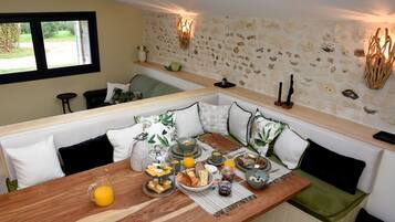 Free daily buffet breakfast