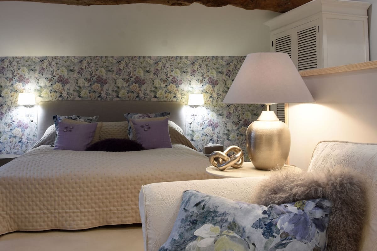 Serenity King Double | Premium bedding, pillowtop beds, individually decorated