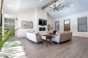 Smart-tv, een open haard en boeken