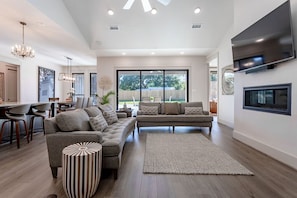 TV connectée, cheminée, livres