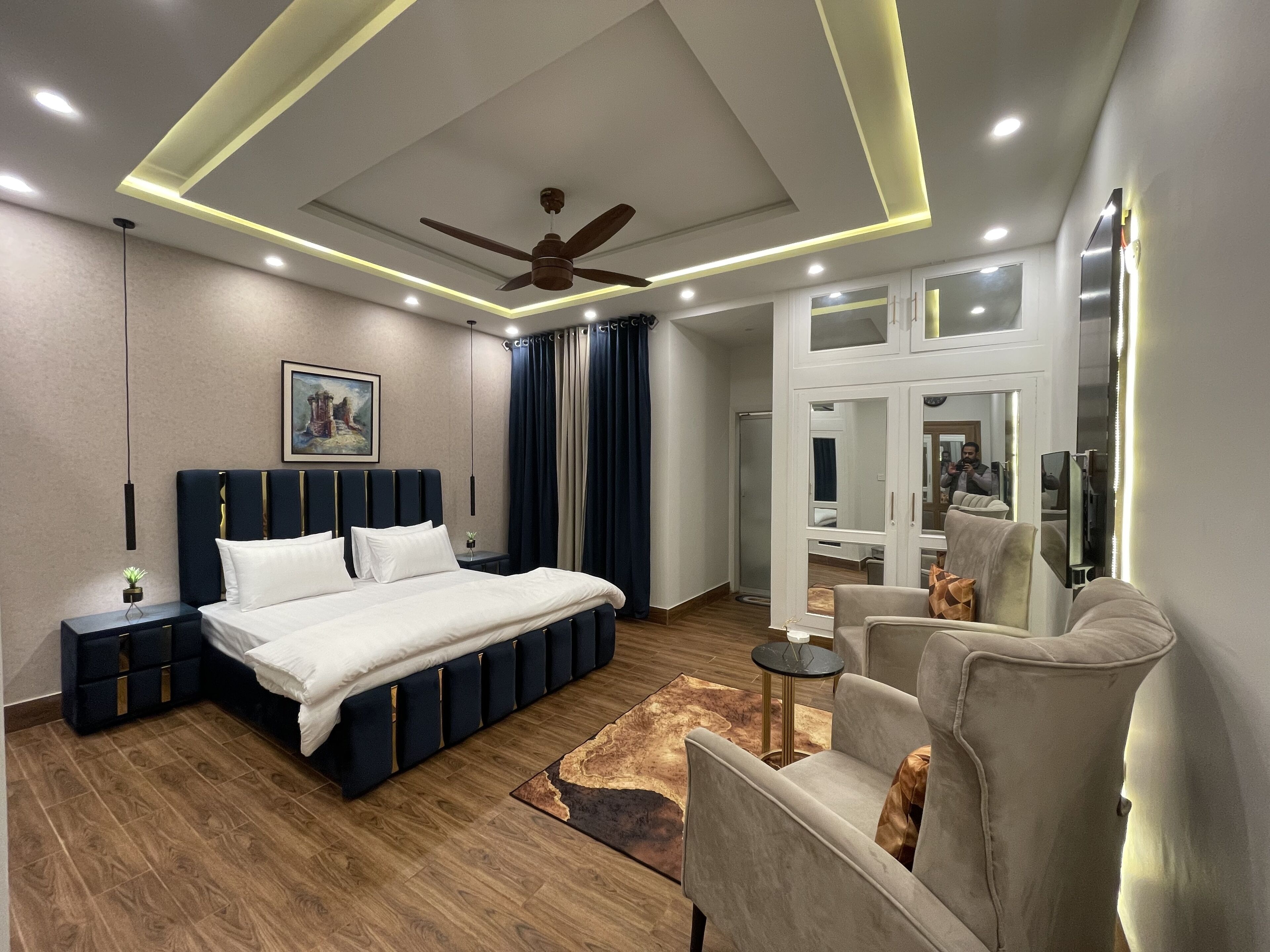 5 bedrooms, iron/ironing board, WiFi, bed sheets