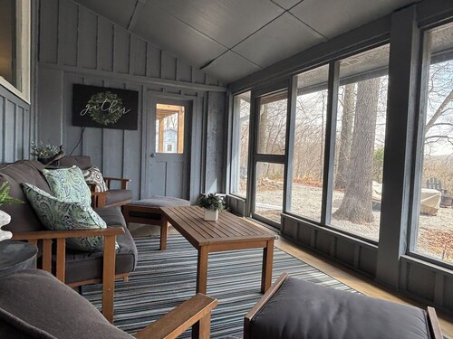 Secluded on a 6 acre ridge! 1 mile from Roaring River. Quiet and serene