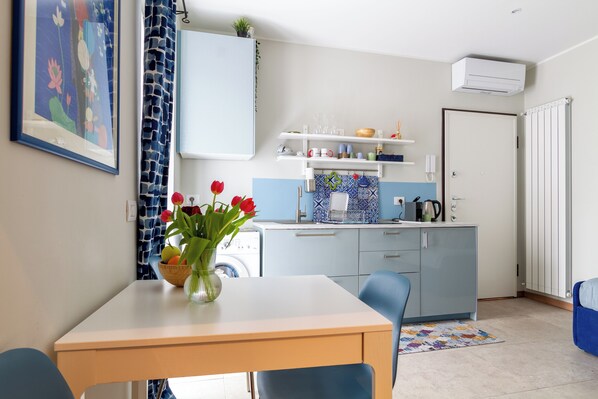 ثلاجة،  موقد طهي مسطح، ماكينة لصنع القهوة/الشاي، غلّاية كهربائية