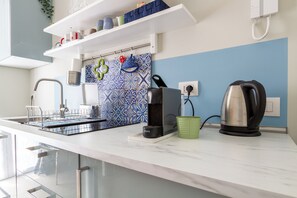 Fridge, stovetop, coffee/tea maker, electric kettle - The house of Matilde - Navigli Apartments (Milano)