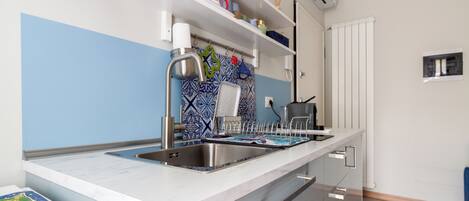 Een koelkast, een oven, een kookplaat, een koffiezetapparaat/waterkoker