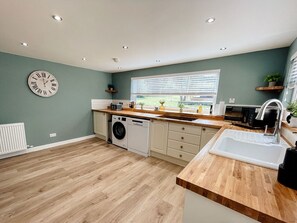 冰箱、微波炉、烤箱、炉灶