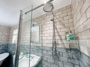 Dusche, Haartrockner, Handtücher, Seife