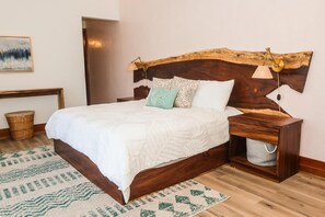 3 bedrooms, desk, WiFi, bed sheets