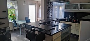 Geladeira, micro-ondas, fogão, cooktop