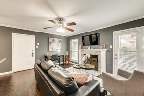 Smart TV, fireplace