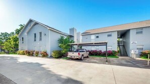 A building with a parking area and a truck parked in front. - I40 - Apt|Patio|11mi to Convention Ctr|Sleeps 2 (Irving)