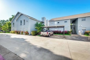 A building with a parking area and a truck parked in front. - I40 - Apt|Patio|11mi to Convention Ctr|Sleeps 2 (Irving)