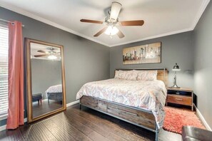 1 bedroom, desk, iron/ironing board, WiFi (free) - I40 - Apt|Patio|11mi to Convention Ctr|Sleeps 2 (Irving)