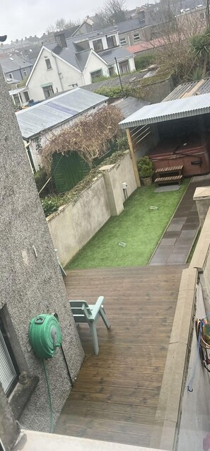 Property grounds - Modern house with a Tub!!! (Bangor)