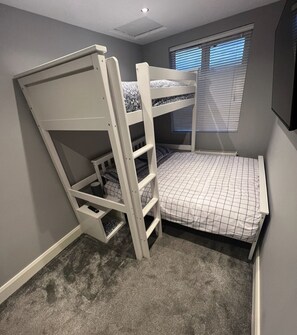 2 chambres, fer et planche à repasser, Wi-Fi, draps fournis