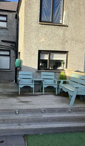 Terrace/patio - Modern house with a Tub!!! (Bangor)