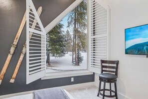 3 habitaciones, escritorio y tabla de planchar con plancha