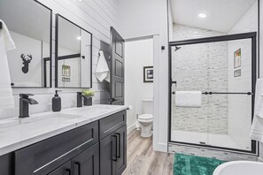 Shower, hair dryer, towels - Golf Course views, Close to Lake, Hot Tub (McCall)