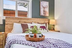 3 bedrooms, desk, iron/ironing board, travel crib