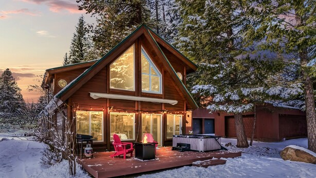 A cabin with a deck, a fire pit, and a hot tub. - Golf Course views, Deer in yard, Next to Lake (McCall)