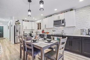 Fridge, microwave, oven, stovetop - Golf Course views, Close to Lake, Hot Tub (McCall)