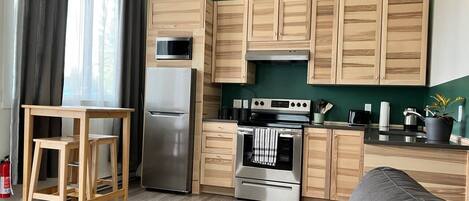 Kylskåp, mikrovågsugn, ugn och spishäll