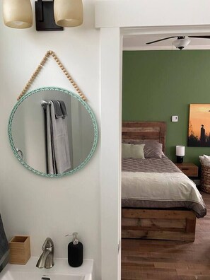 Tabla de planchar con plancha, wifi y ropa de cama 